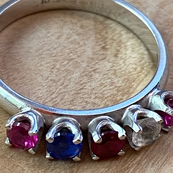 EUC 14k Gold ring diamond, sapphire, ruby & Garnet- 2.2 grams - Picture 7 of 12